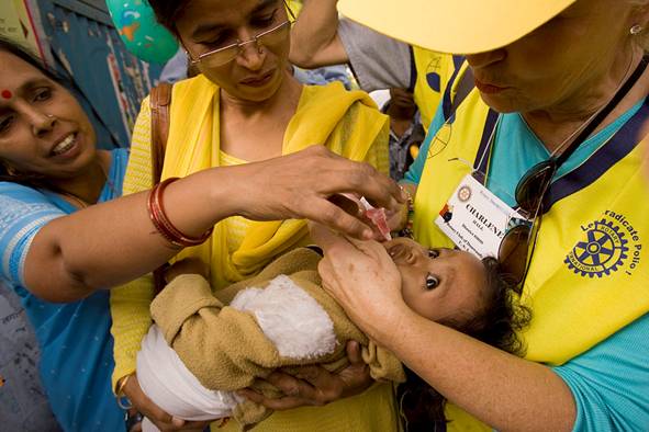 vacinazione-con-mamme-e-operatore